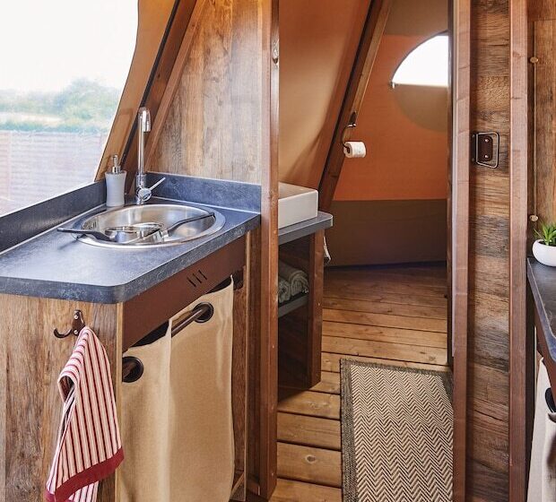 Отель Whaka Lodge