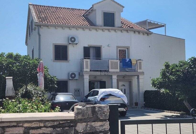 פנסיון Apartments Neva Supetar