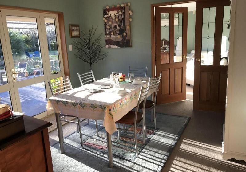 هتل Newlands Bed And Breakfast