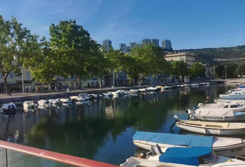 پانسیون Little Flower In City Center