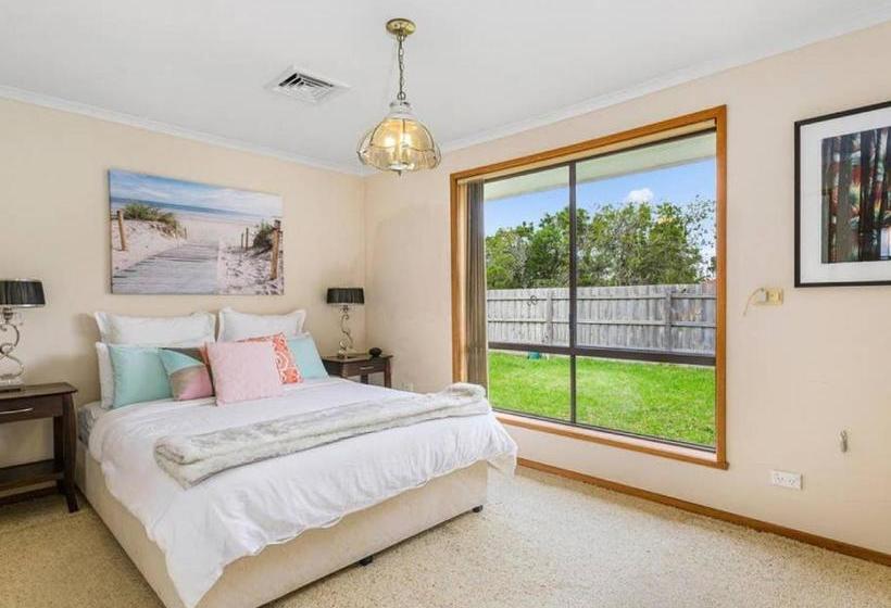 Bed and Breakfast Capel Family Home, Large Yard, Close To Beach