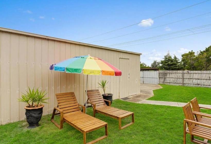 Bed and Breakfast Capel Family Home, Large Yard, Close To Beach