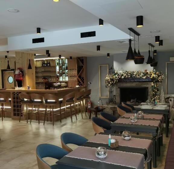 Foka Apartmani 30 M From Junior