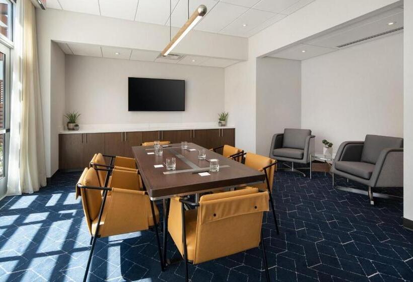 هتل Courtyard By Marriott Fresno Clovis