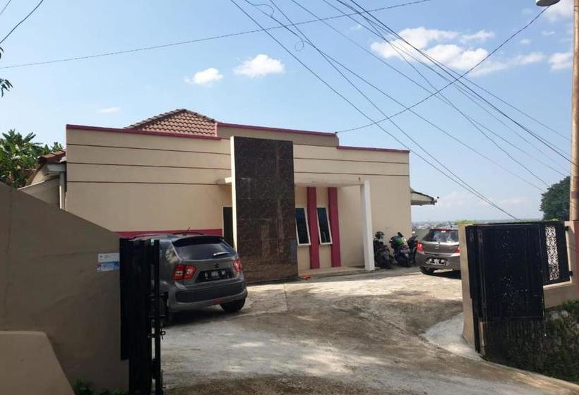 בית מלון כפרי Oyo 90440 Zleepy Whiteland