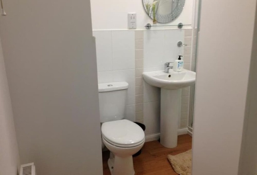 پانسیون Room In Guest Room   Double With Shared Bathroom Sleeps 1 2 Located 5 Minutes From Heathrow Dsbyr