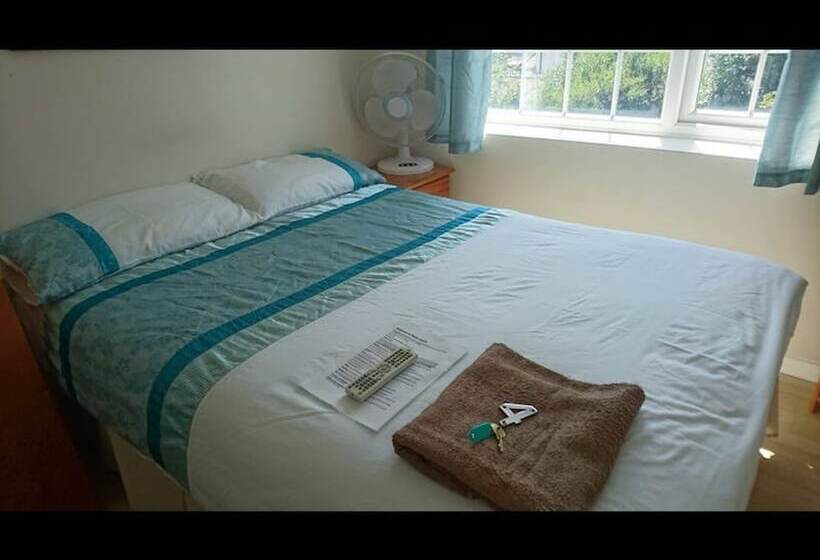 پانسیون Room In Guest Room   Double With Shared Bathroom Sleeps 1 2 Located 5 Minutes From Heathrow Dsbyr