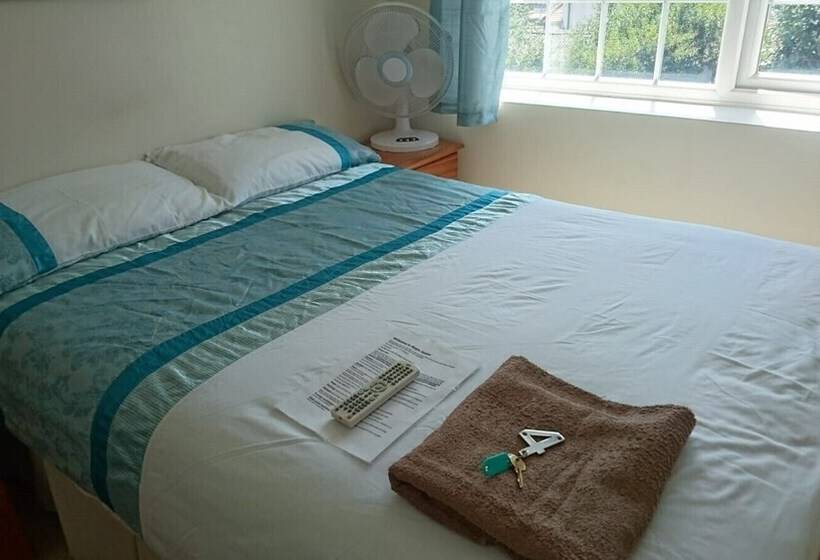 پانسیون Room In Guest Room   Double With Shared Bathroom Sleeps 1 2 Located 5 Minutes From Heathrow Dsbyr