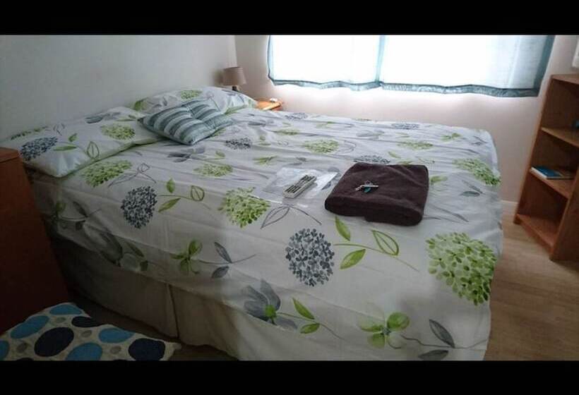 پانسیون Room In Guest Room   Double With Shared Bathroom Sleeps 1 2 Located 5 Minutes From Heathrow Dsbyr