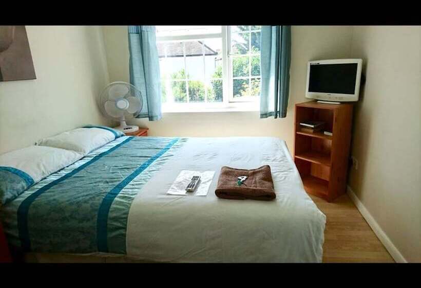 پانسیون Room In Guest Room   Double With Shared Bathroom Sleeps 1 2 Located 5 Minutes From Heathrow Dsbyr