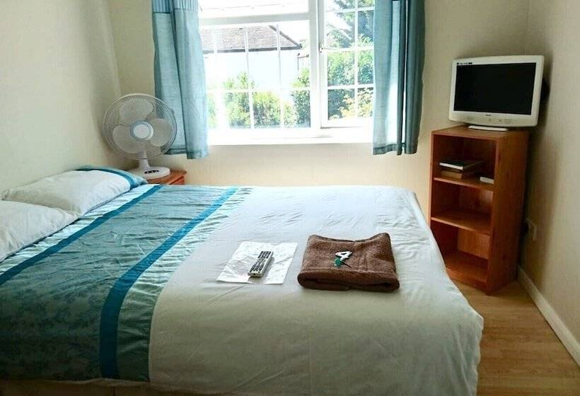 پانسیون Room In Guest Room   Double With Shared Bathroom Sleeps 1 2 Located 5 Minutes From Heathrow Dsbyr