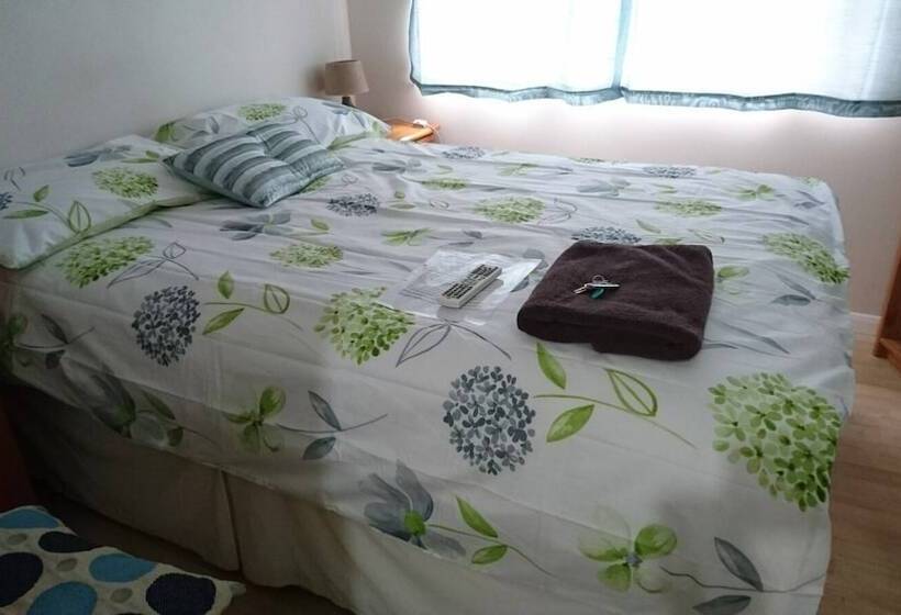 پانسیون Room In Guest Room   Double With Shared Bathroom Sleeps 1 2 Located 5 Minutes From Heathrow Dsbyr