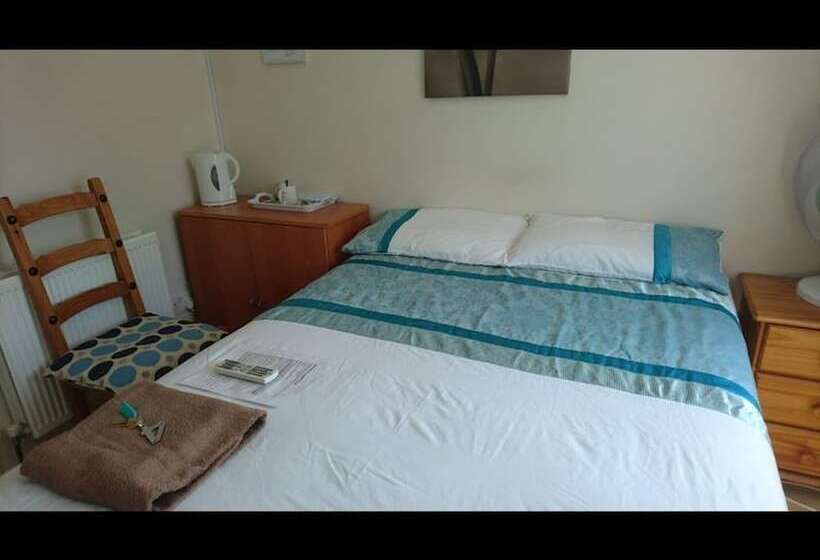 پانسیون Room In Guest Room   Double With Shared Bathroom Sleeps 1 2 Located 5 Minutes From Heathrow Dsbyr