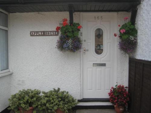 پانسیون Room In Guest Room   Double With Shared Bathroom Sleeps 1 2 Located 5 Minutes From Heathrow Dsbyr