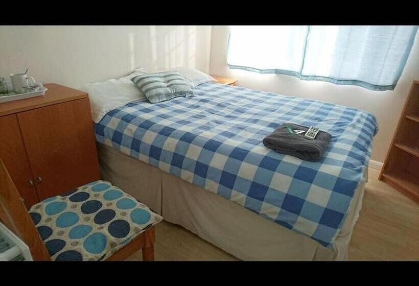 پانسیون Room In Guest Room   Double With Shared Bathroom Sleeps 1 2 Located 5 Minutes From Heathrow Dsbyr