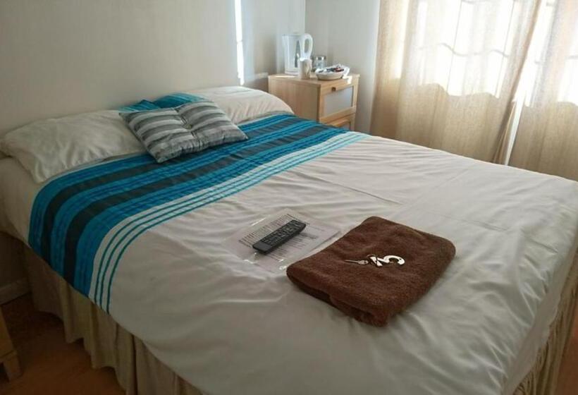 پانسیون Room In Guest Room   En Suite Shower Room Double Room With 1 Double Deyr