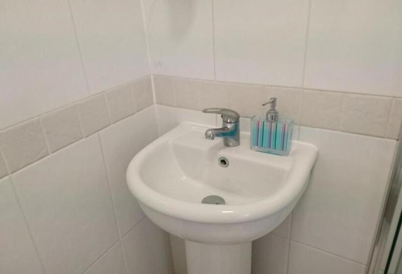 پانسیون Room In Guest Room   En Suite Shower Room Double Room With 1 Double Deyr