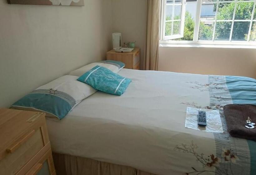 پانسیون Room In Guest Room   En Suite Shower Room Double Room With 1 Double Deyr