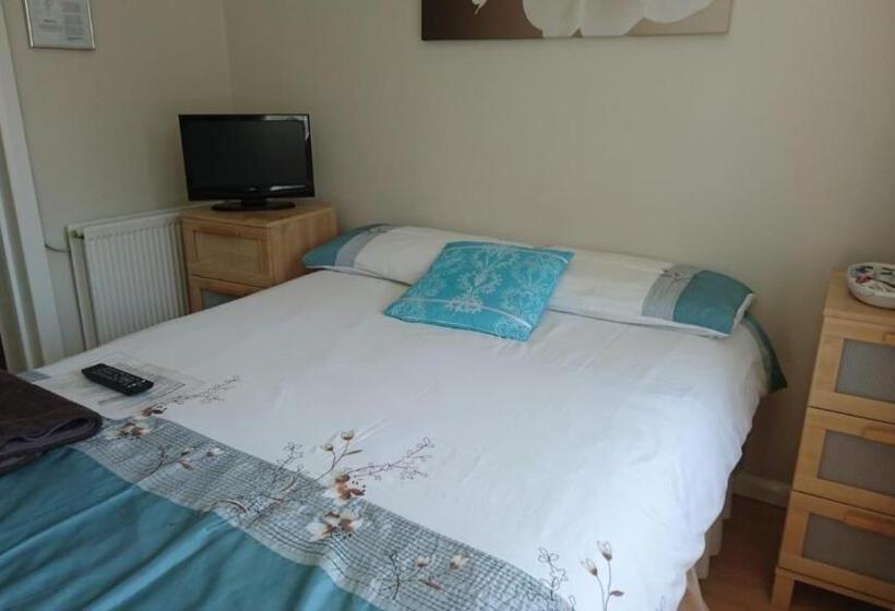 پانسیون Room In Guest Room   En Suite Shower Room Double Room With 1 Double Deyr