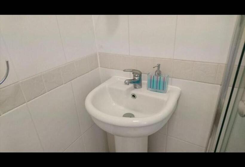پانسیون Room In Guest Room   En Suite Shower Room Double Room With 1 Double Deyr