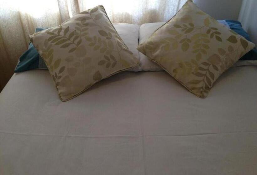 پانسیون Room In Guest Room   En Suite Shower Room Double Room With 1 Double Deyr