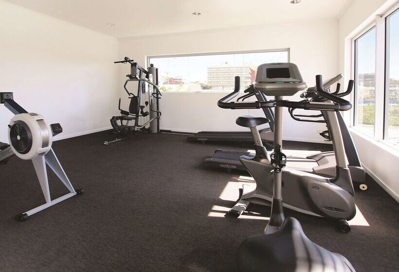 هتل Oaks Townsville Gateway Suites