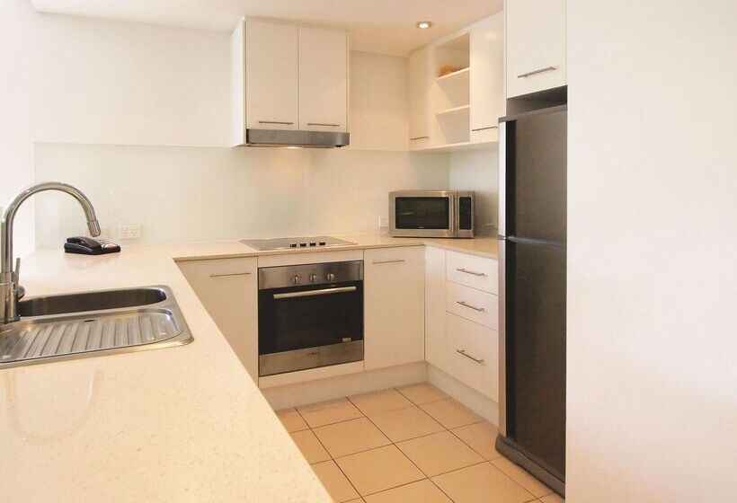 هتل Oaks Townsville Gateway Suites