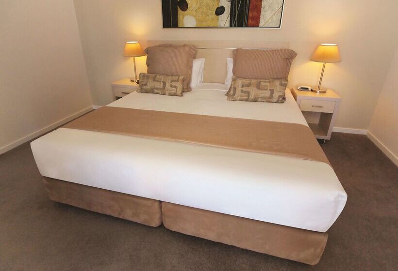 هتل Oaks Townsville Gateway Suites