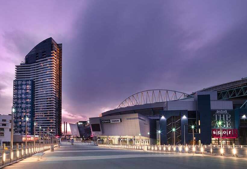 هتل Travelodge  Melbourne Docklands