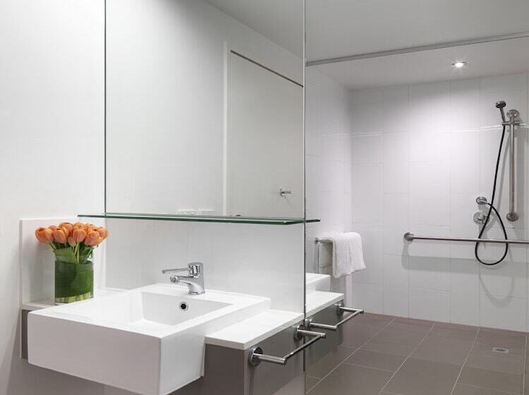 Travelodge Hotel Melbourne Docklands