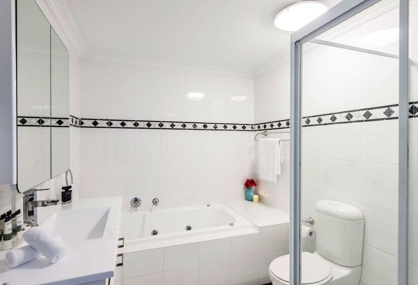 Oaks Sydney Castlereagh Suites