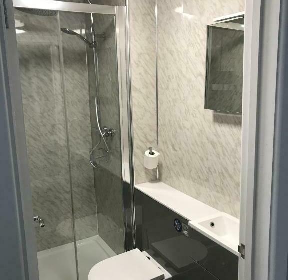 مبيت وإفطار The Halfway House Inn