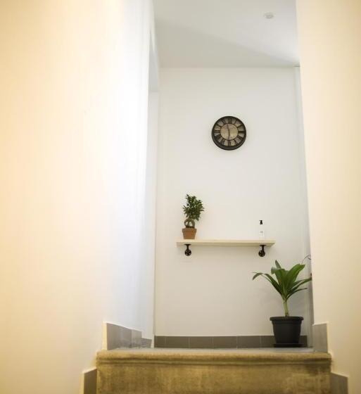 تختخواب و صبحانه The Roof Garden   Bed&breakfast