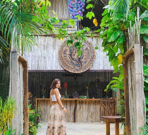 Ganesh Hostel & Shivas Bungalows