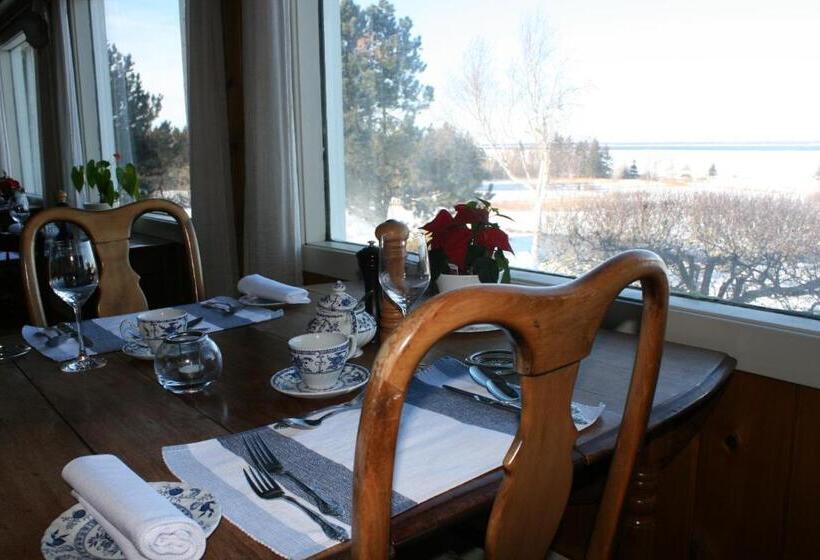 הוסטל Amherst Shore Country Inn