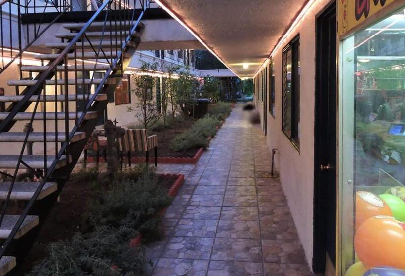 مُتل Tradewinds Airport