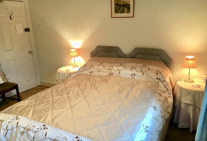 فندق صغير The Falcon Inn