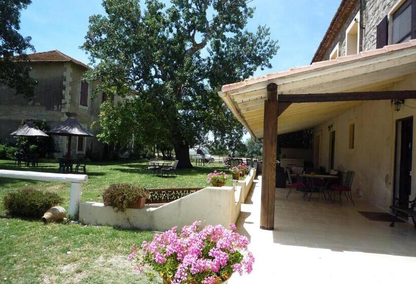 هتل Auberge Mas De Layalle