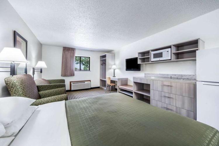 Отель Bearcat Inn And Suites