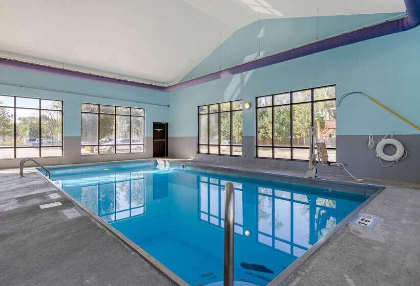 هتل Econo Lodge Inn & Suites Fairgrounds