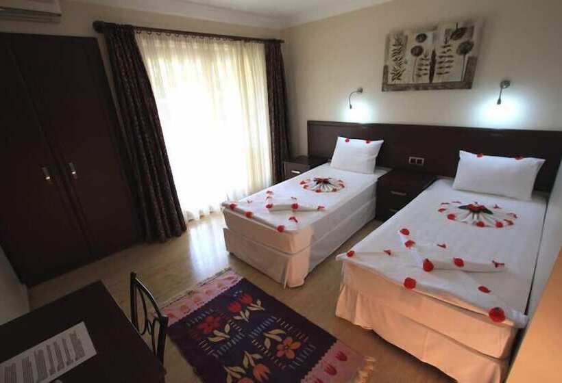 هتل Holiday Calbis