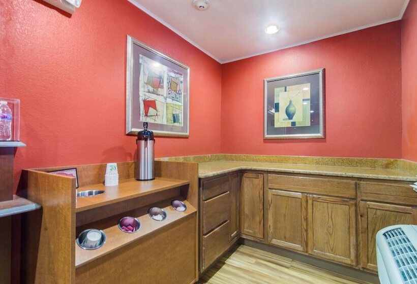 هتل Hometowne Studios & Suites By Red Roof Bentonville