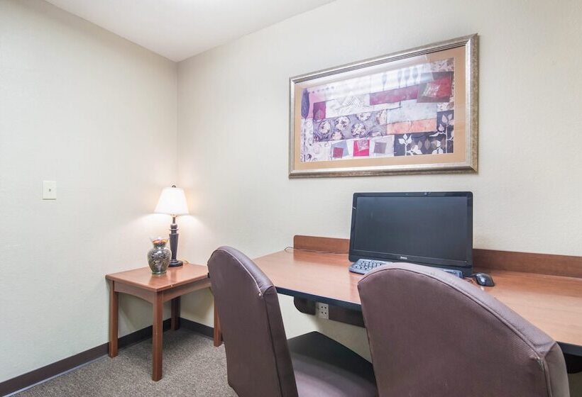 هتل Hometowne Studios & Suites By Red Roof Bentonville