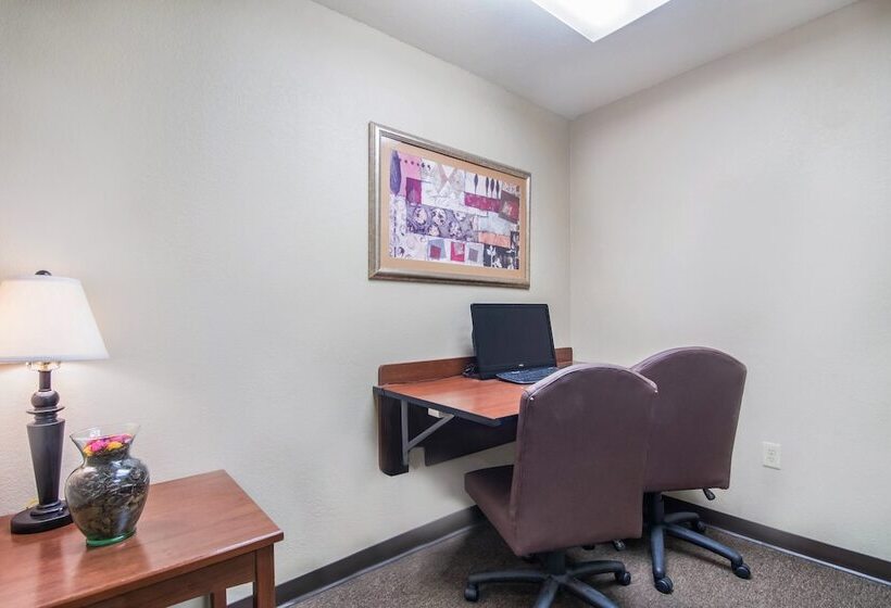 هتل Hometowne Studios & Suites By Red Roof Bentonville