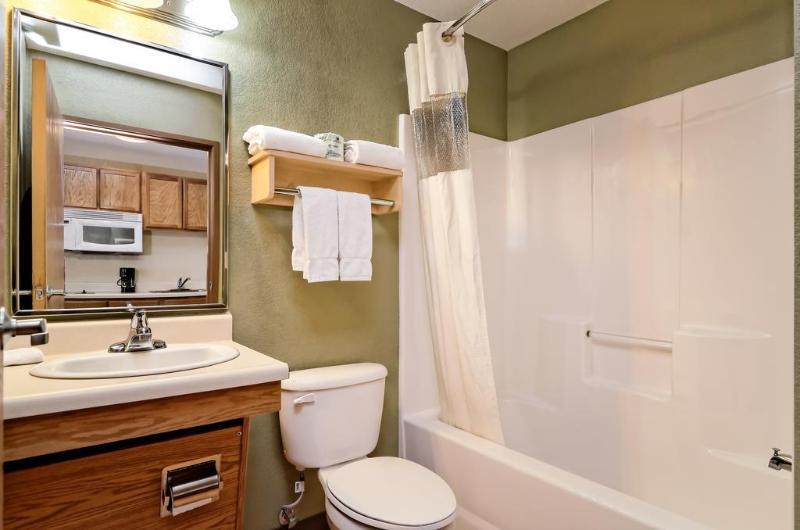 هتل Hometowne Studios & Suites By Red Roof Bentonville