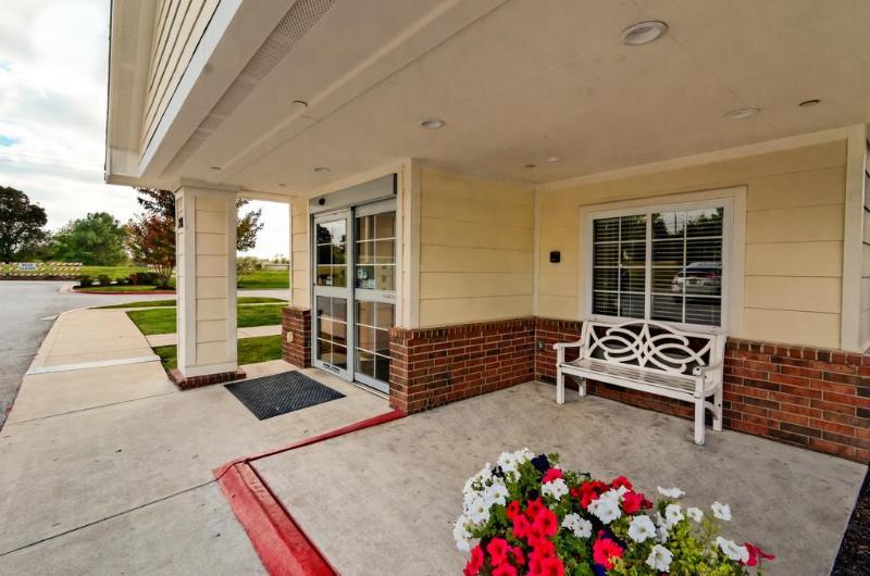 هتل Hometowne Studios & Suites By Red Roof Bentonville