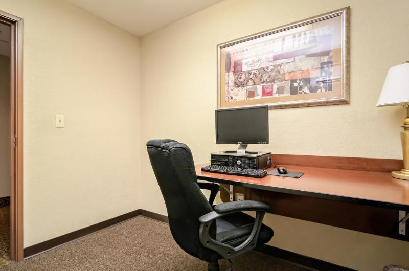 هتل Hometowne Studios & Suites By Red Roof Bentonville