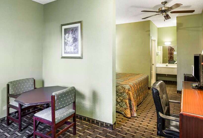 בית מלון כפרי Rodeway Inn & Suites