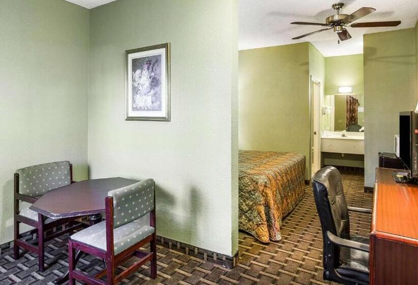 בית מלון כפרי Rodeway Inn & Suites