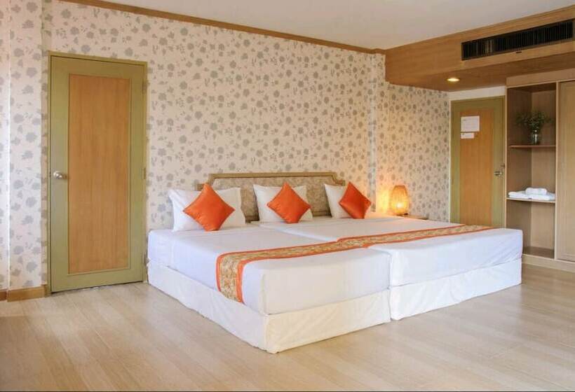 בית מלון כפרי Takiab Beach Resort